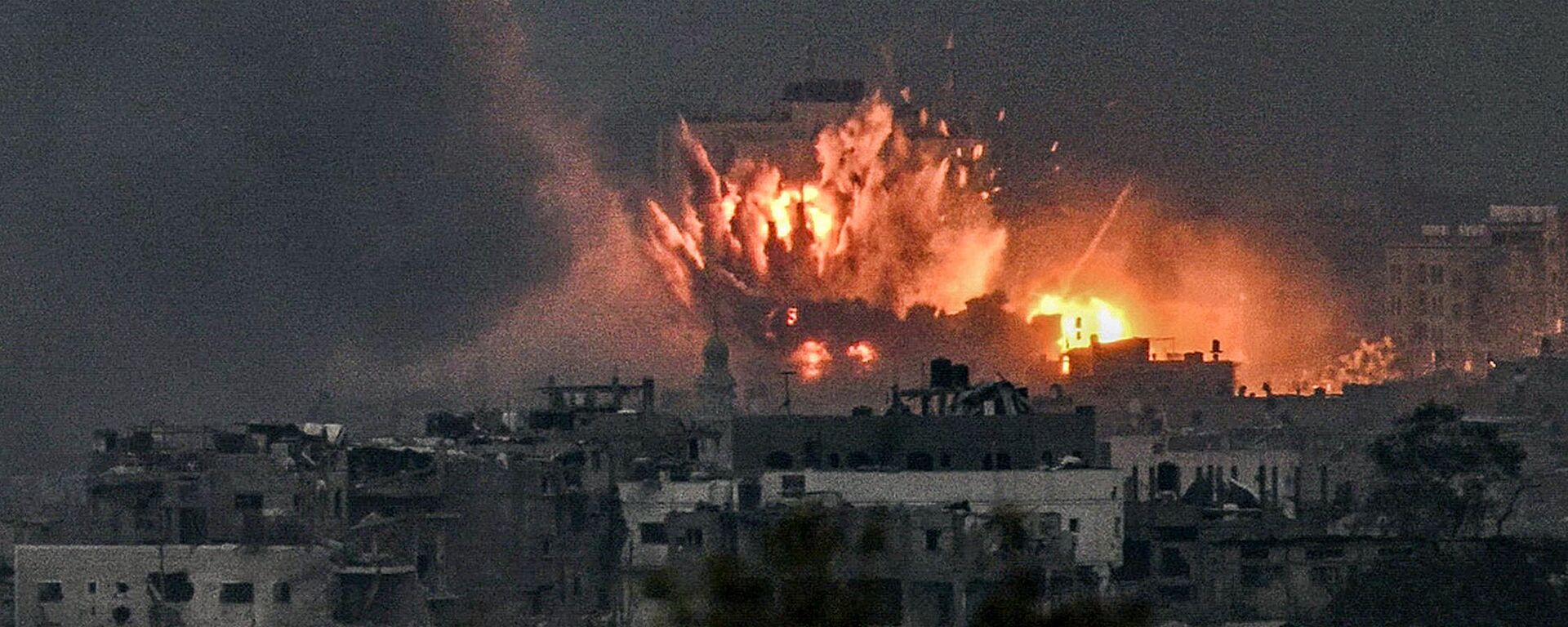 A fireball erupts during Israeli bombardment in the northern Gaza Strip on October 14, 2023. T - Sputnik International, 1920, 06.11.2023