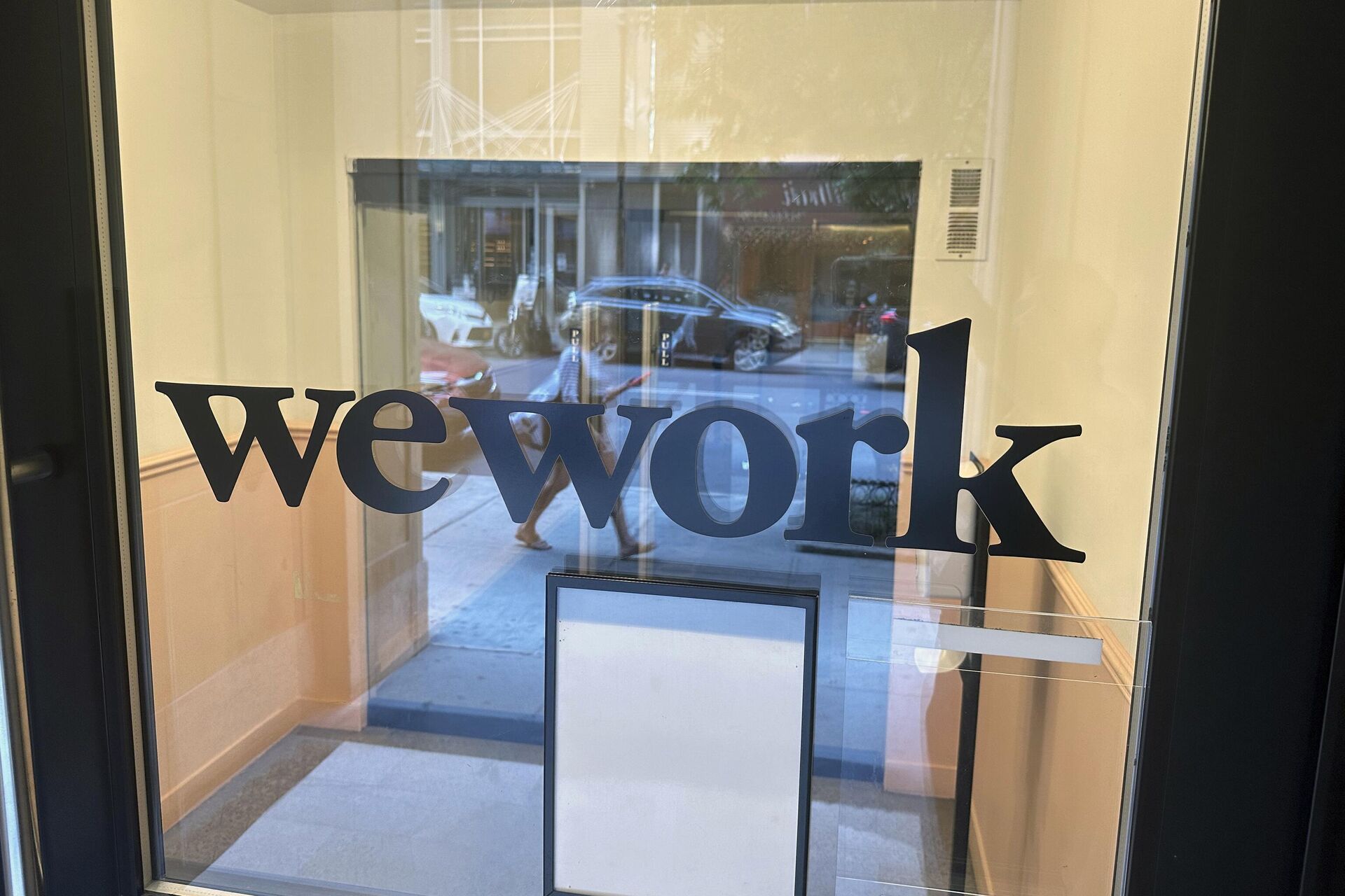 A sign for WeWork is displayed at the workspace-sharing office in the borough of Manhattan in New York, Aug. 9, 2023. - Sputnik International, 1920, 07.11.2023