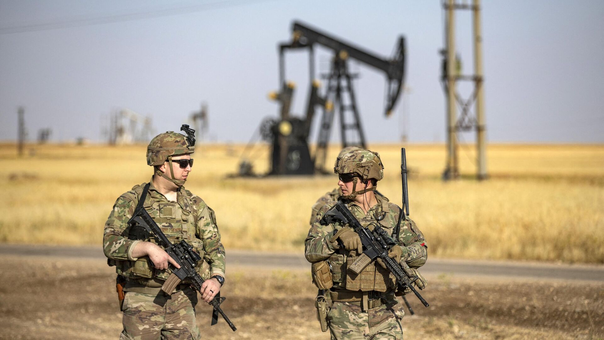 US troops patrol near an oil well in al-Qahtaniyah in Syria's northeastern Hasakah province, close to the border with Turkey, on June 14, 2023. - Sputnik International, 1920, 27.11.2023