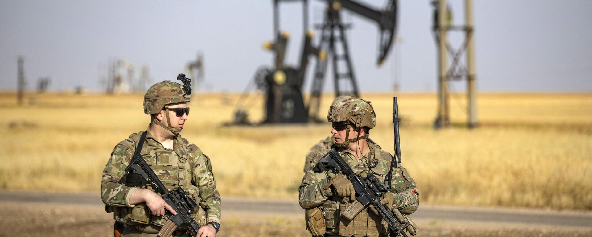US troops patrol near an oil well in al-Qahtaniyah in Syria's northeastern Hasakah province, close to the border with Turkey, on June 14, 2023. - Sputnik International, 1920, 07.11.2023