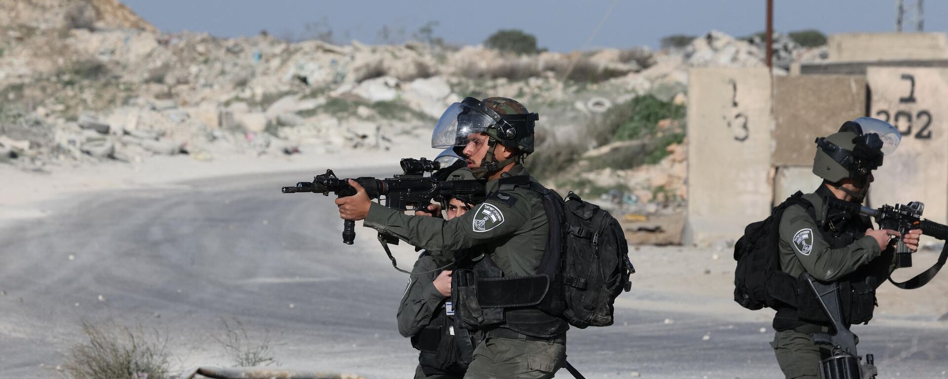 Israeli troops aim their weapons during confrontations with Palestinian demonstrators in the West Bank town of Al-Ram on January 27, 2023. - Sputnik International, 1920, 08.11.2023