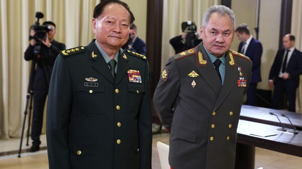 Russian Defense Minister Sergei Shoigu welcomes General Zhang Youxia. - Sputnik International