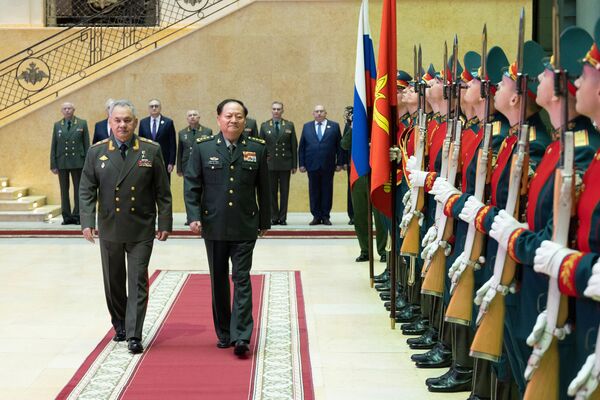 Russian Defense Minister Sergei Shoigu welcomes General Zhang Youxia. - Sputnik International