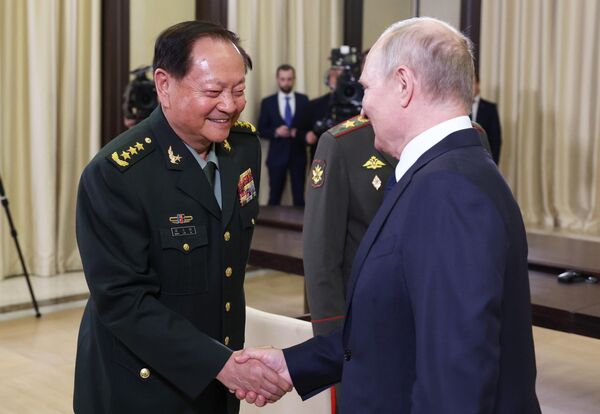 Later, Zhang Yoxia was welcomed by President Vladimir Putin at his official residence in Novo-Ogaryovo. - Sputnik International