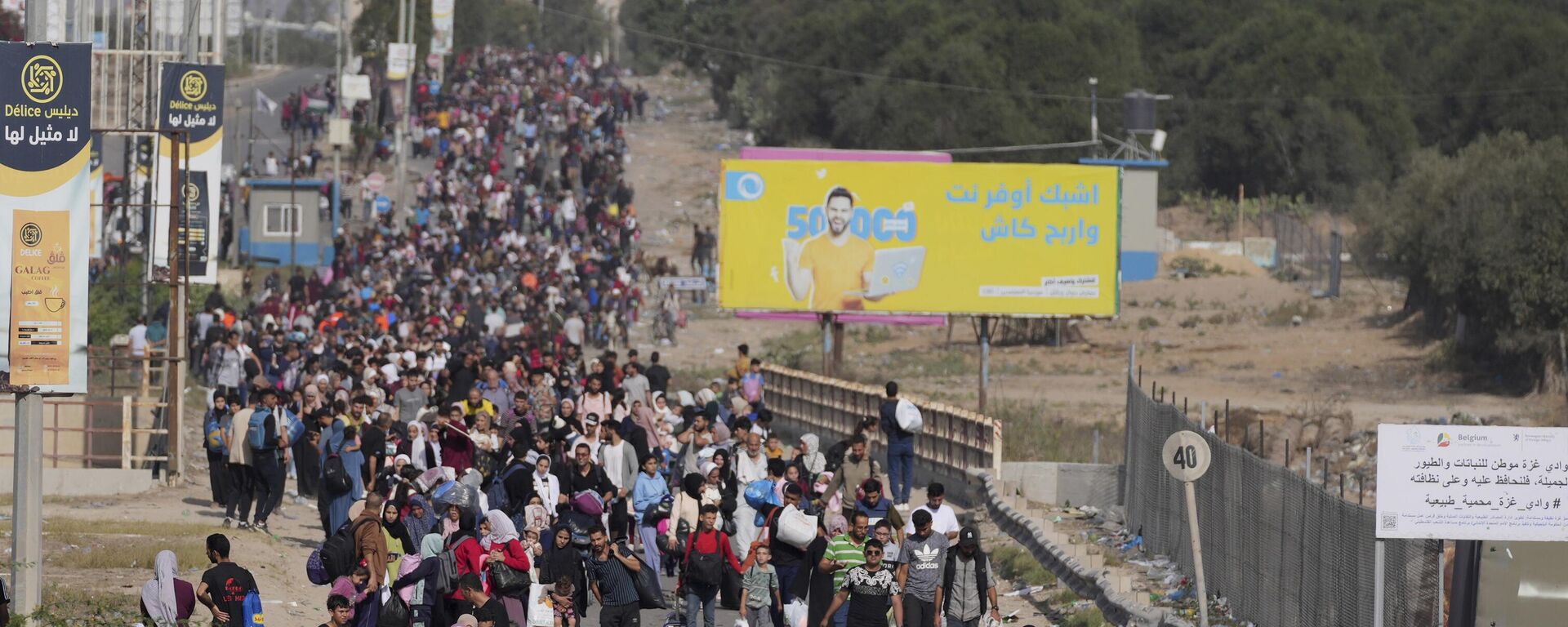 Palestinians flee to the southern Gaza Strip along Salah al-Din Street in Bureij, Gaza Strip, Thursday, Nov. 9, 2023. - Sputnik International, 1920, 09.11.2023