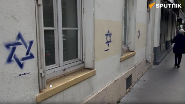 Stars of David have appeared on the walls of dozens of buildings in Paris - Sputnik International