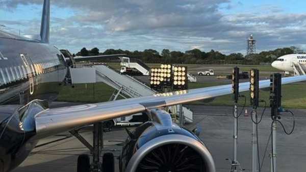 Flood lighting on the left side of the Airbus A321-253NX aircraft that was forced to return to London Stansted Airport after staff discovered a broken window on the plane. - Sputnik International