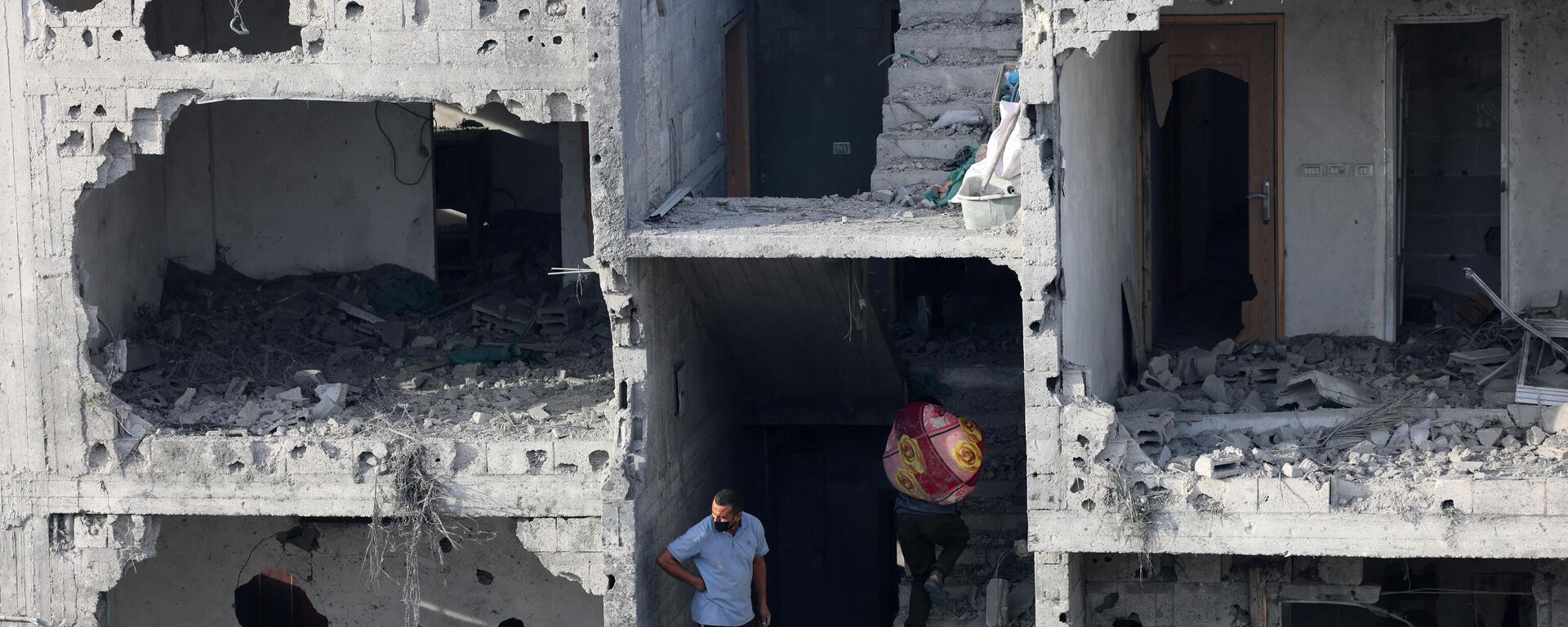 People salvage some belongings from a damaged building following Israeli bombing on Rafah in the southern Gaza Strip, on November 11, 2023. - Sputnik International, 1920, 28.11.2023