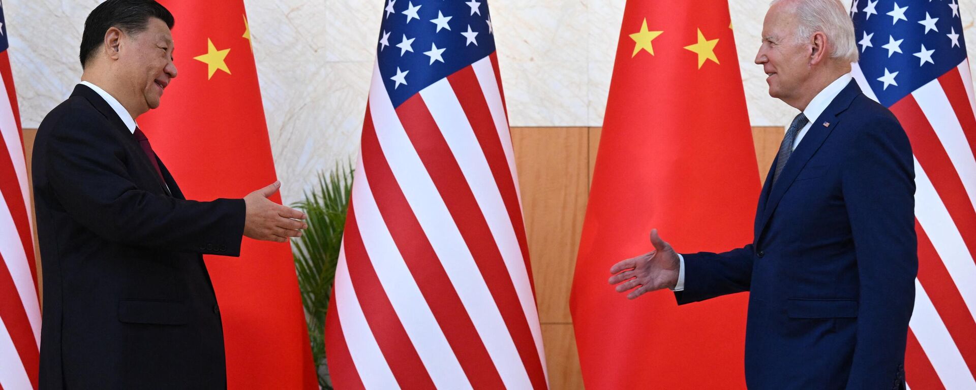 US President Joe Biden (R) and China's President Xi Jinping (L). - Sputnik International, 1920, 12.11.2023