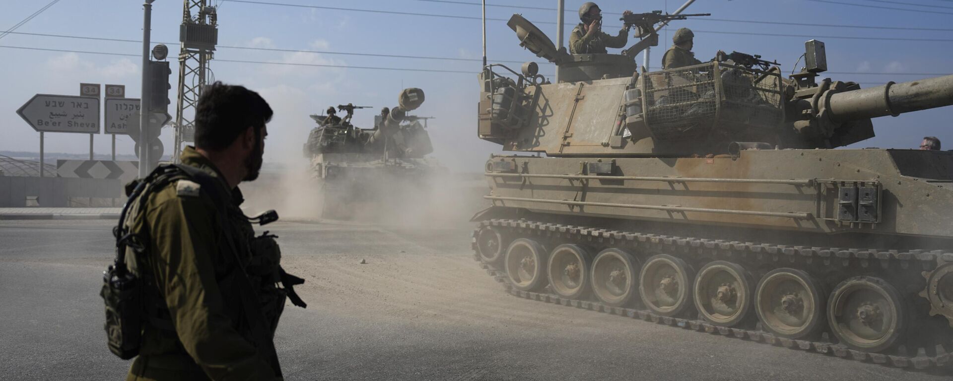 Israeli army tanks move towards the Gaza Strip border in southern Israel Wednesday, Nov.1, 2023.  - Sputnik International, 1920, 30.01.2024