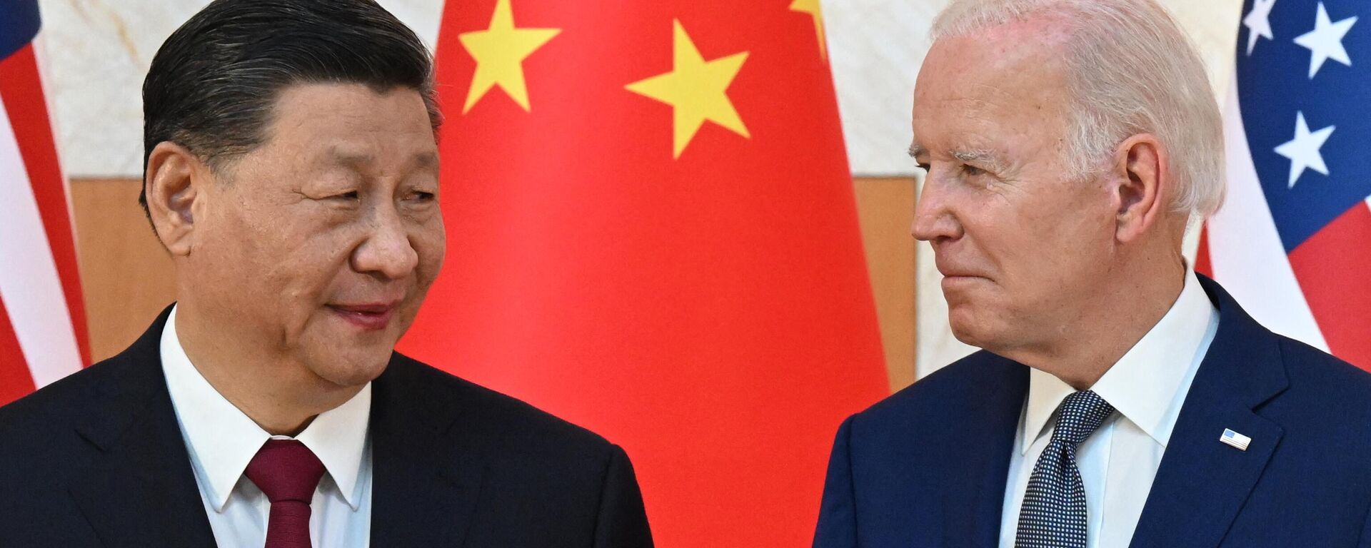 US President Joe Biden (R) and China's President Xi Jinping (L). - Sputnik International, 1920, 15.11.2023
