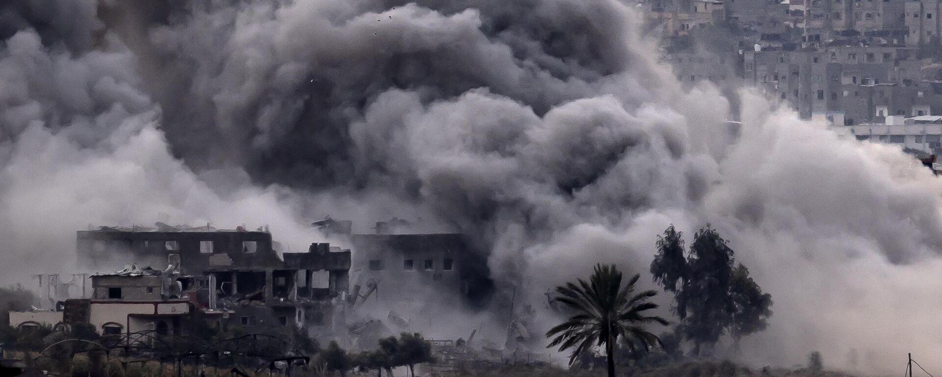 This picture taken on November 12, 2023 from a position along the border with the Gaza Strip in southern Israel shows a smoke plume erupting during Israeli bombardment on the Palestinian enclave amid ongoing battles.  - Sputnik International, 1920, 13.11.2023