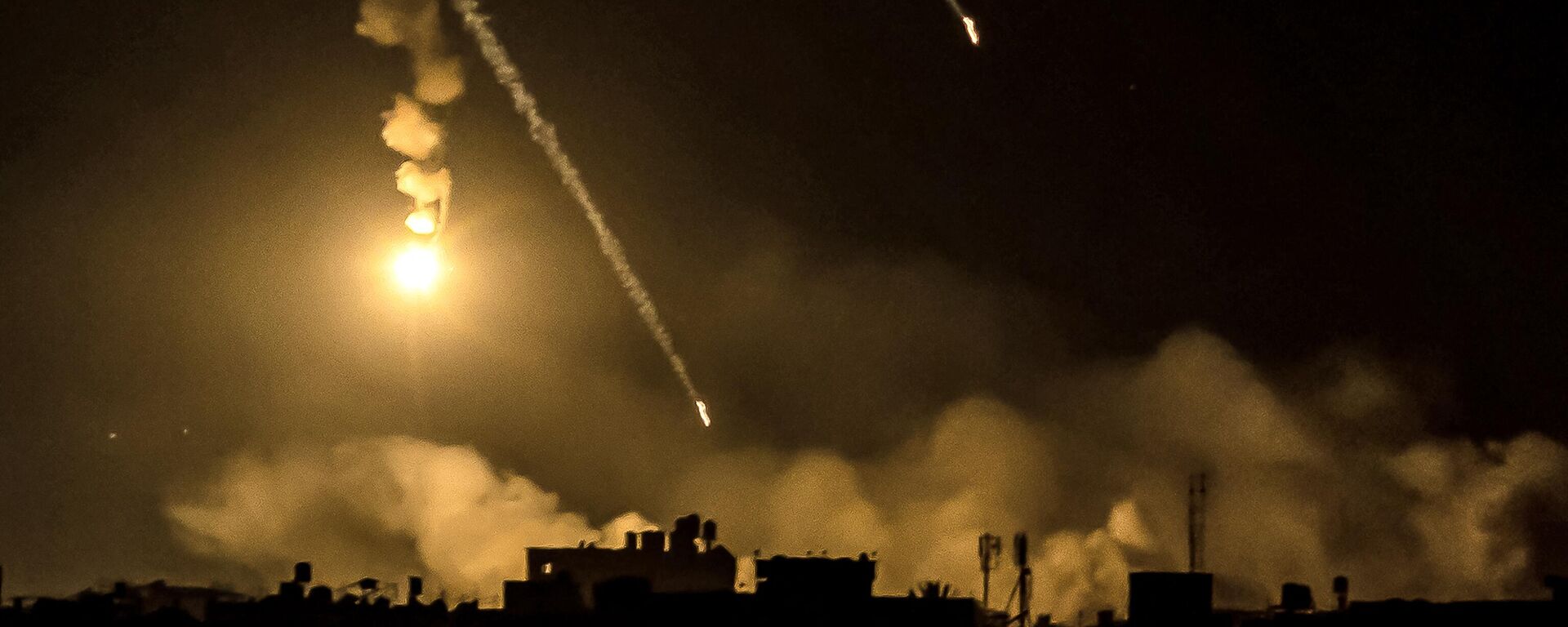 Projectiles land as a flare fired by Israeli forces falls at a position near Israel's southern border in the northern Gaza Strip. - Sputnik International, 1920, 18.11.2023
