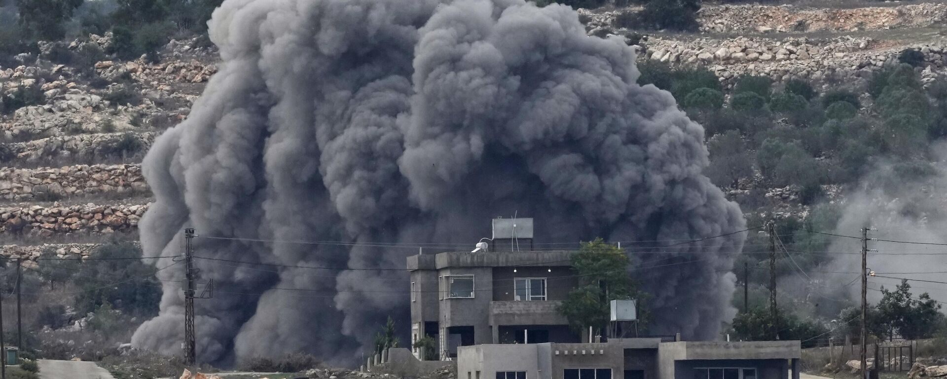 Black smoke rises from an Israeli airstrike on the outskirts of Aita al-Shaab, a Lebanese border village with Israel in south Lebanon, Monday, Nov. 13, 2023. - Sputnik International, 1920, 13.11.2023