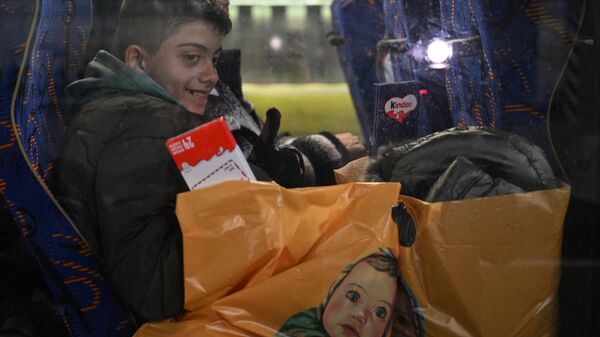 Russian citizens on a bus after they were evacuated from the Gaza Strip, in Moscow, Russia. - Sputnik International