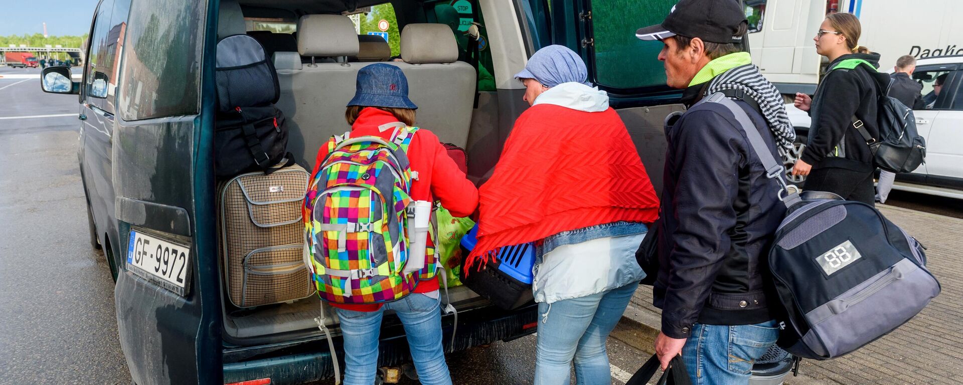 An Ukrainian refugee family puts their luggage into a van of the State Rescue Service after crossing the Russian-Latvian border at Terehova border checkpoint, in Terehova, Latvia. File photo. - Sputnik International, 1920, 14.11.2023