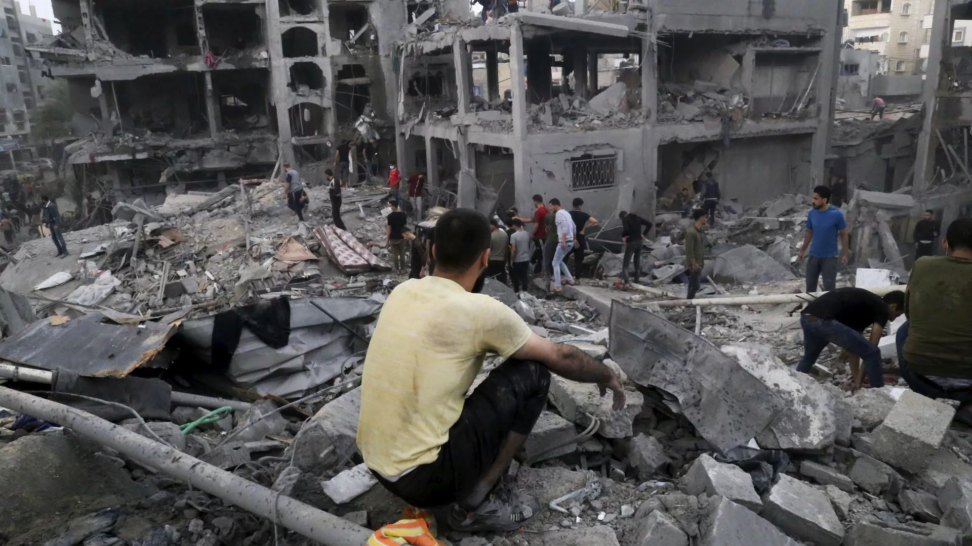 Palestinians look for survivors after an Israeli strike on a building last night in Jebaliya refugee camp, Gaza Strip, Tuesday, Nov. 14, 2023. - Sputnik International, 1920, 09.02.2025