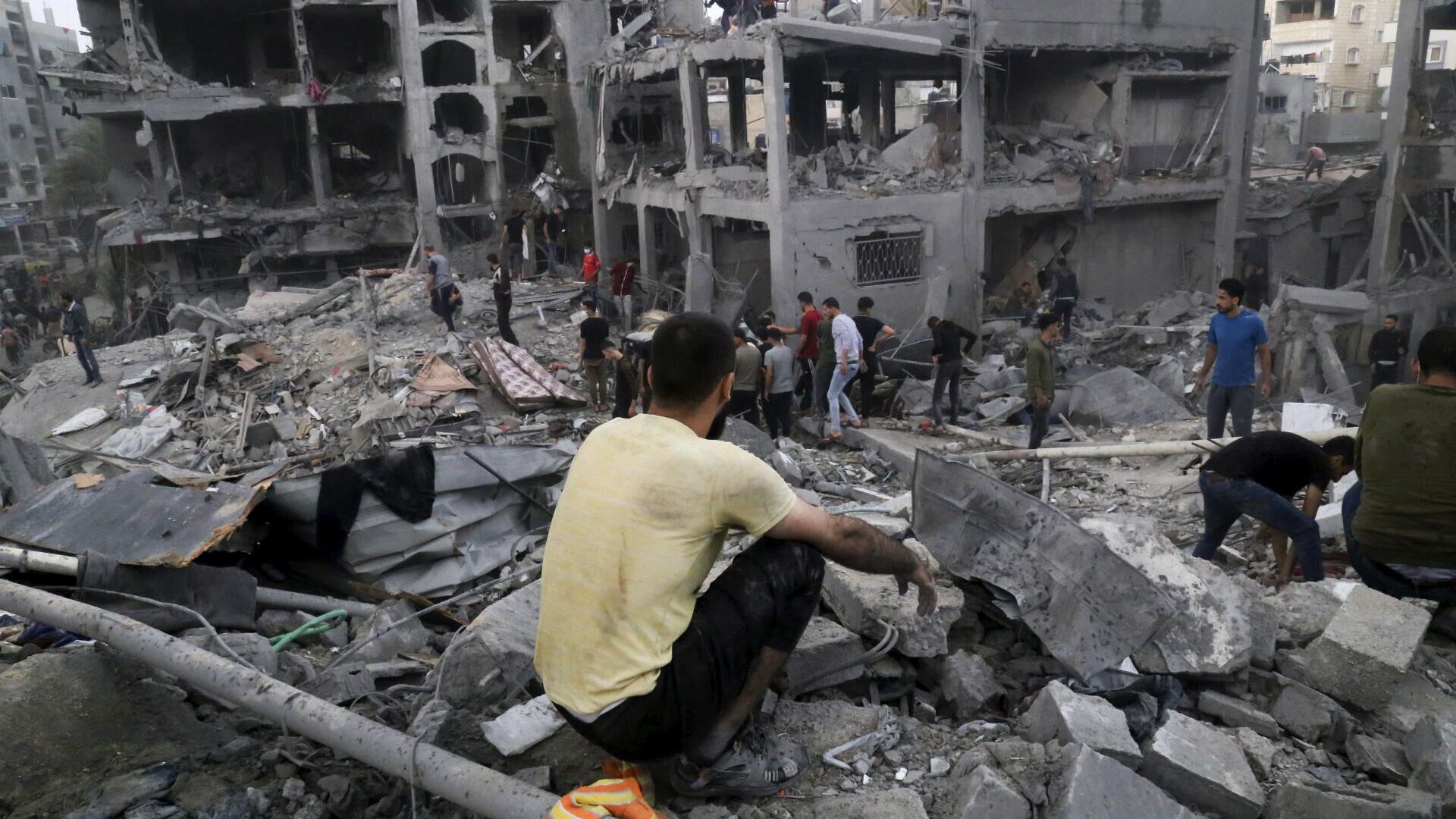 Palestinians look for survivors after an Israeli strike on a building last night in Jebaliya refugee camp, Gaza Strip, Tuesday, Nov. 14, 2023. - Sputnik International, 1920, 29.11.2023