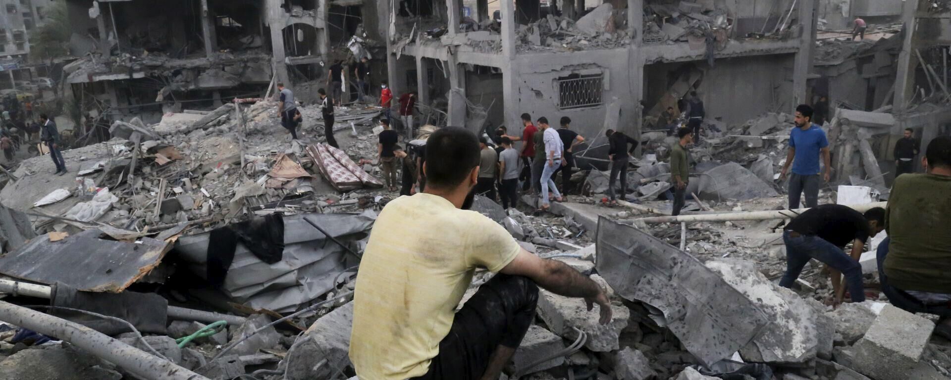 Palestinians look for survivors after an Israeli strike on a building last night in Jebaliya refugee camp, Gaza Strip, Tuesday, Nov. 14, 2023. - Sputnik International, 1920, 29.01.2024
