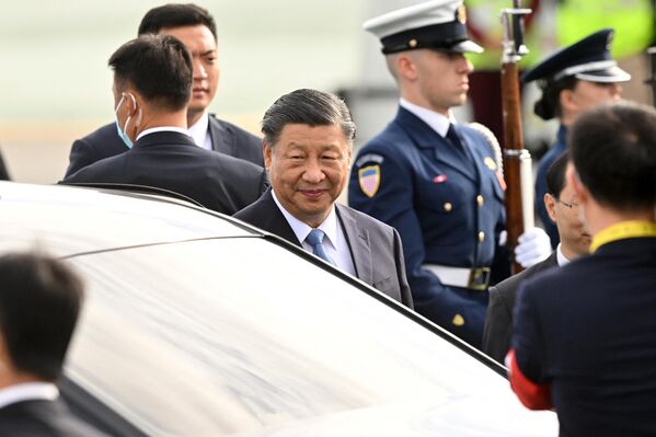 Chinese President Xi Jinping arrives at San Francisco International airport to attend the Asia-Pacific Economic Cooperation Leaders&#x27; week in San Francisco, California. - Sputnik International