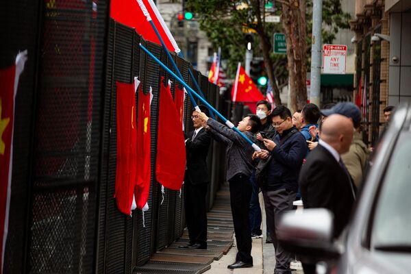 Supporters await the arrival of Chinese President Xi Jinping next to the Asia-Pacific Economic Cooperation summit headquarters in San Francisco, California. - Sputnik International