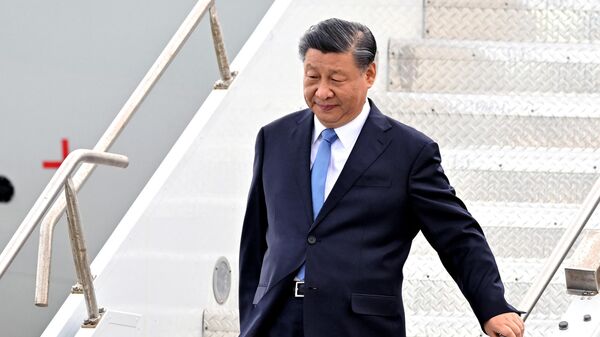 Chinese President Xi Jinping disembarks from a plane as he arrives at San Francisco International airport to attend the Asia-Pacific Economic Cooperation (APEC) leaders' week in San Francisco. - Sputnik International