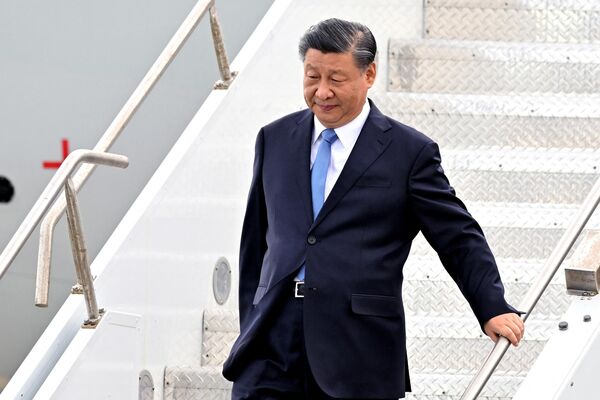 Chinese President Xi Jinping disembarks from his plane as he arrives at San Francisco International airport to attend the Asia-Pacific Economic Cooperation Leaders&#x27; week in San Francisco. - Sputnik International