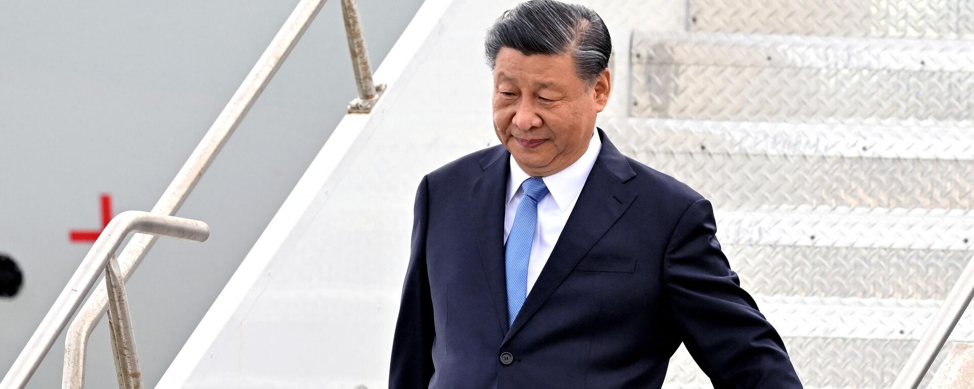 Chinese President Xi Jinping disembarks from a plane as he arrives at San Francisco International airport to attend the Asia-Pacific Economic Cooperation (APEC) leaders' week in San Francisco. - Sputnik International, 1920, 15.11.2023