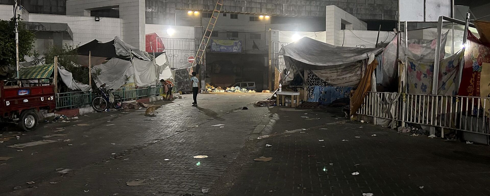 A picture shows a view of the exterior of Al-Shifa hospital in Gaza City on November 10, 2023, amid ongoing battles between Israel and the Palestinian Hamas movement. Heavy fighting was raging near Al-Shifa hospital. - Sputnik International, 1920, 15.11.2023