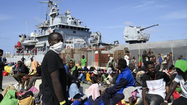 Migrants wait to be transferred from Lampedusa Island, Italy, Friday, Sept. 15, 2023.  - Sputnik International