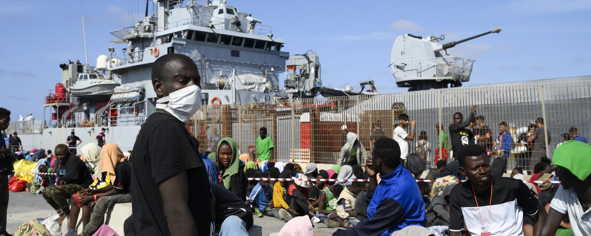 Migrants wait to be transferred from Lampedusa Island, Italy, Friday, Sept. 15, 2023.  - Sputnik International, 1920, 15.11.2023