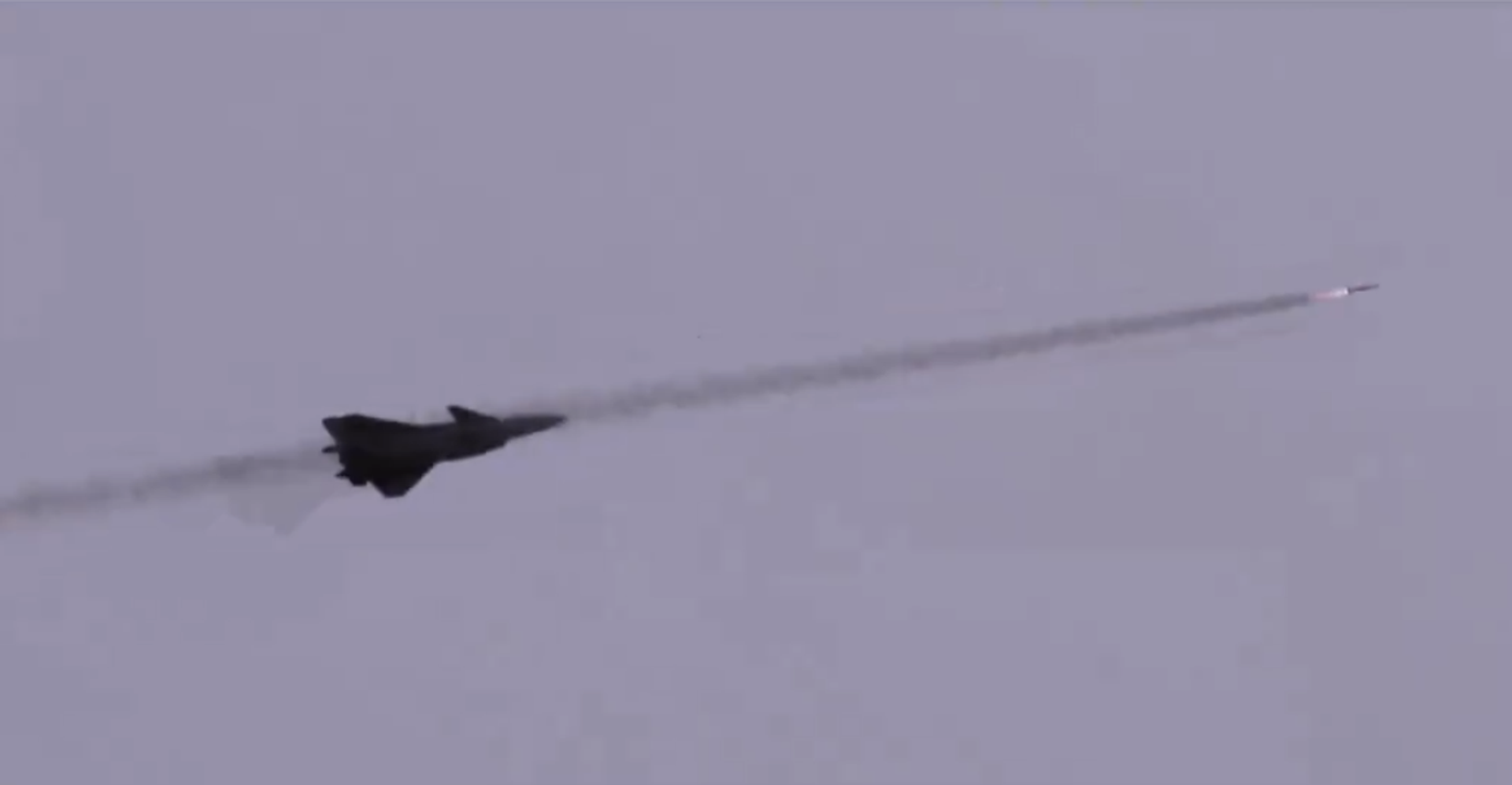 Screengrab of Chinese Defense Ministry video showing J-20 firing off an air-to-air missile. - Sputnik International, 1920, 15.11.2023