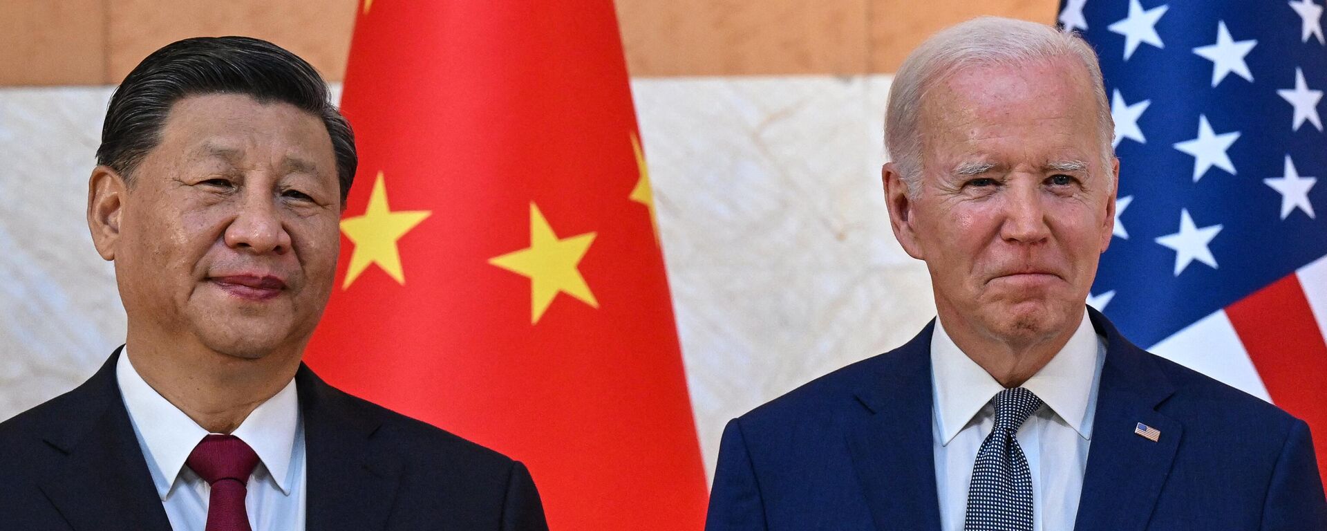 US President Joe Biden (R) and China's President Xi Jinping (L) meet on the sidelines of the G20 Summit in Nusa Dua on the Indonesian resort island of Bali on November 14, 2022 - Sputnik International, 1920, 12.12.2023