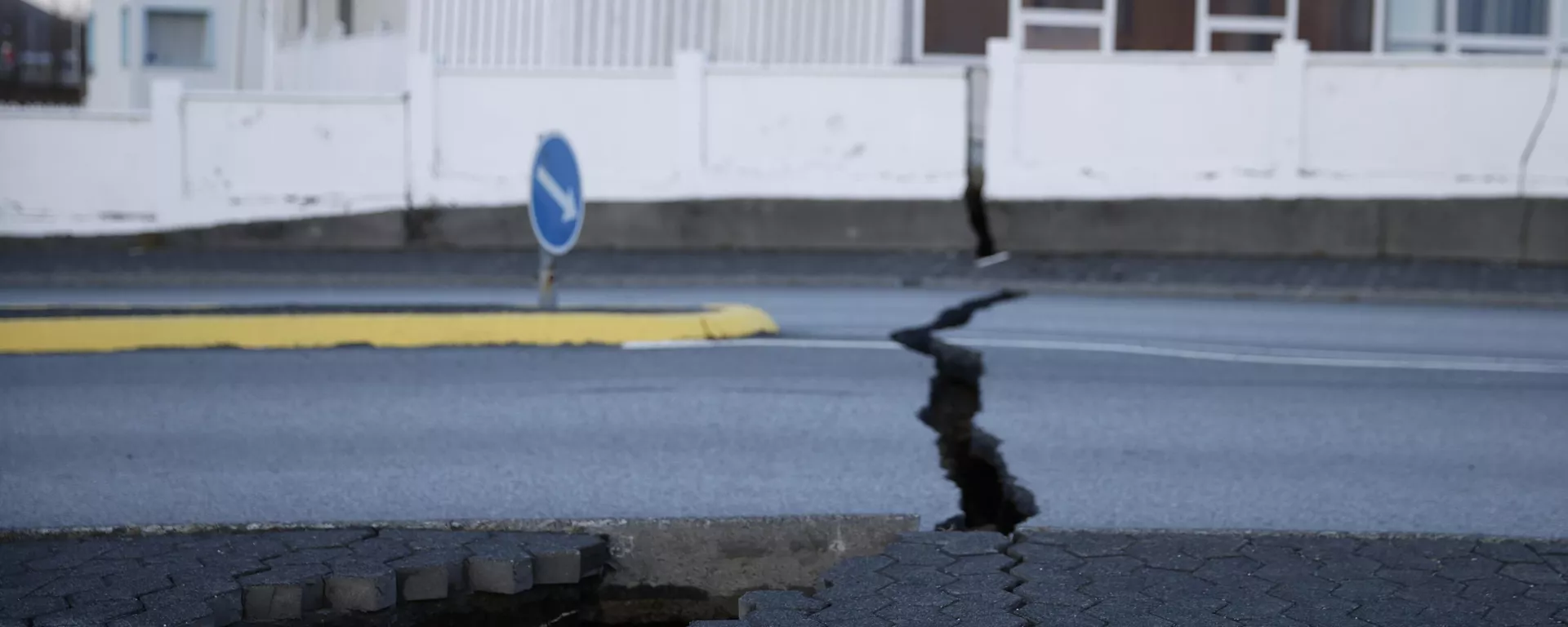 A fissure stretches across a road in the town of Grindavik, Iceland Monday Nov. 13, 2023 following seismic activity. - Sputnik International, 1920, 15.11.2023