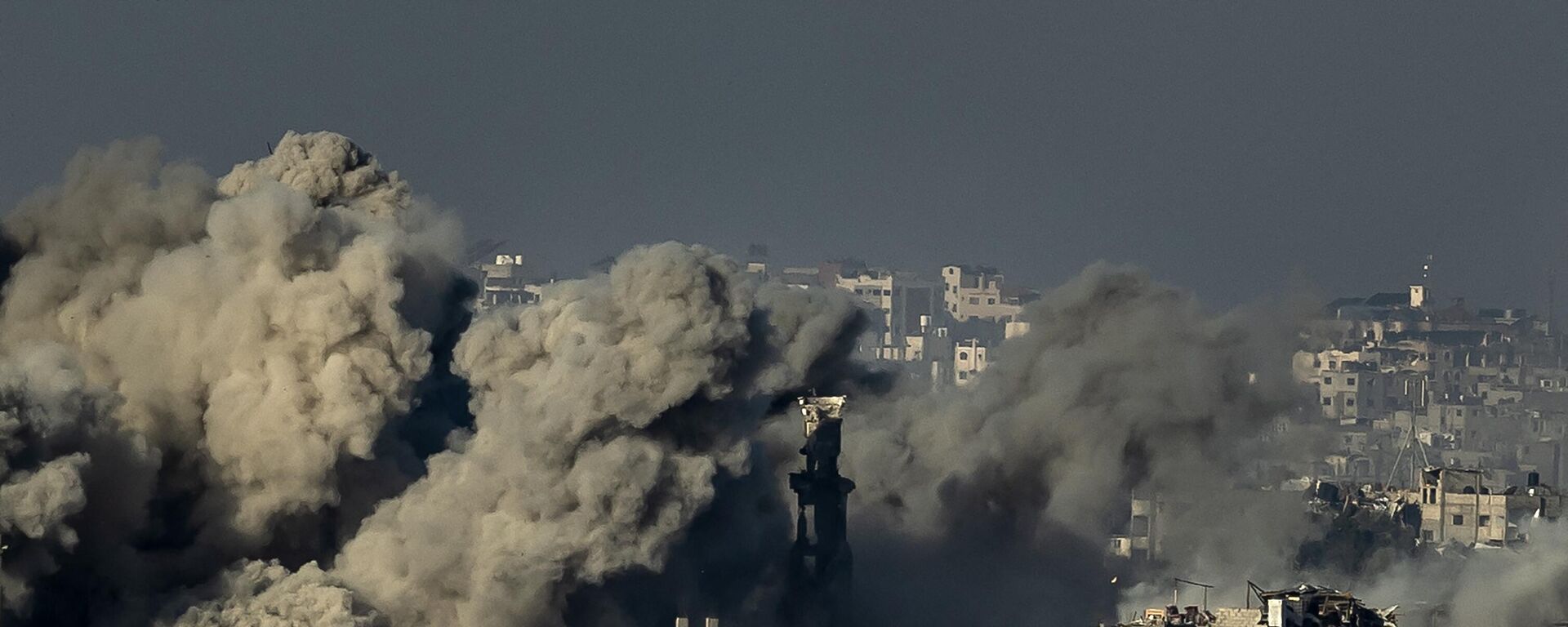 Smoke rises during an Israeli military bombardment of the northern Gaza Strip on November 15, 2023, amid the ongoing battles between Israel and the Palestinian group Hamas.  - Sputnik International, 1920, 22.11.2023