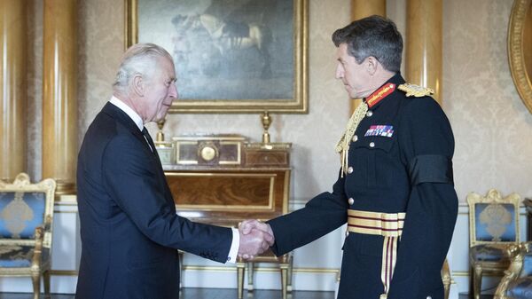 Britain's King Charles III greets Major General Gwyn Jenkins, Vice Chief of Defence Staff - Sputnik International