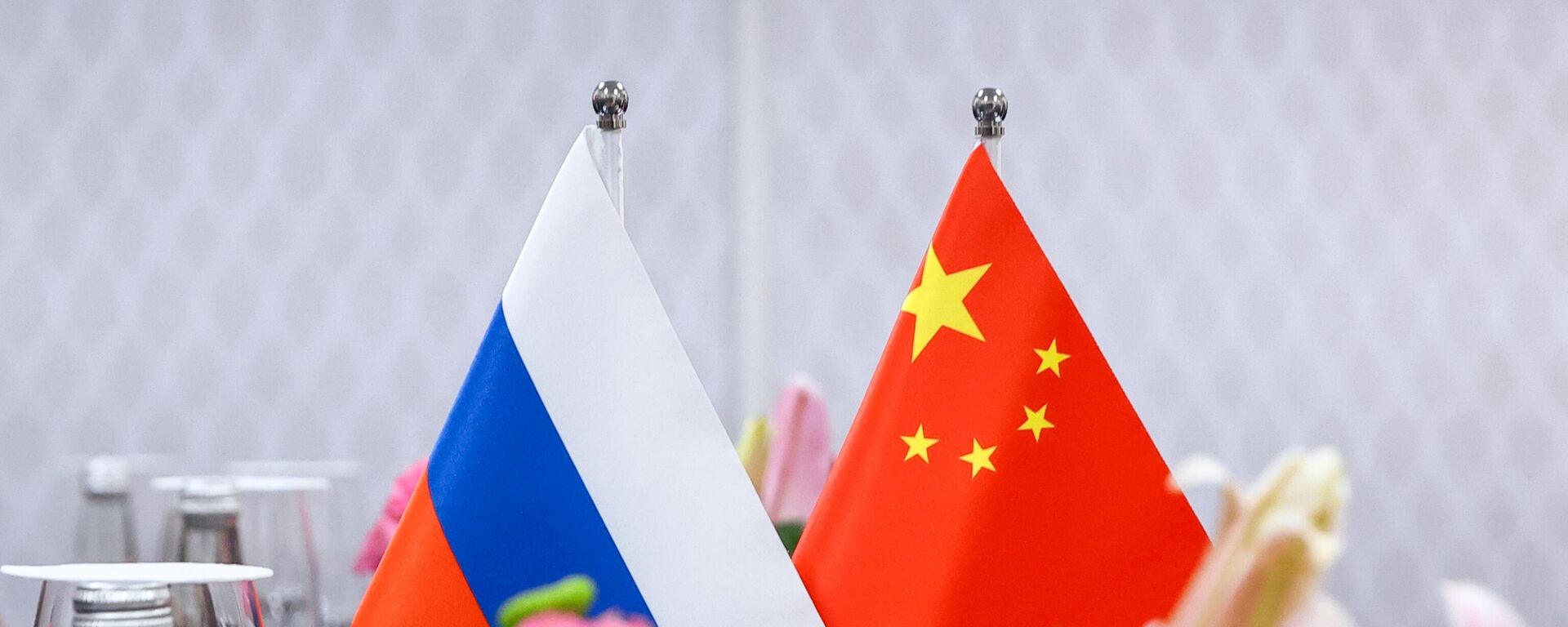 Russian and Chinese flags. File photo  - Sputnik International, 1920, 31.01.2024