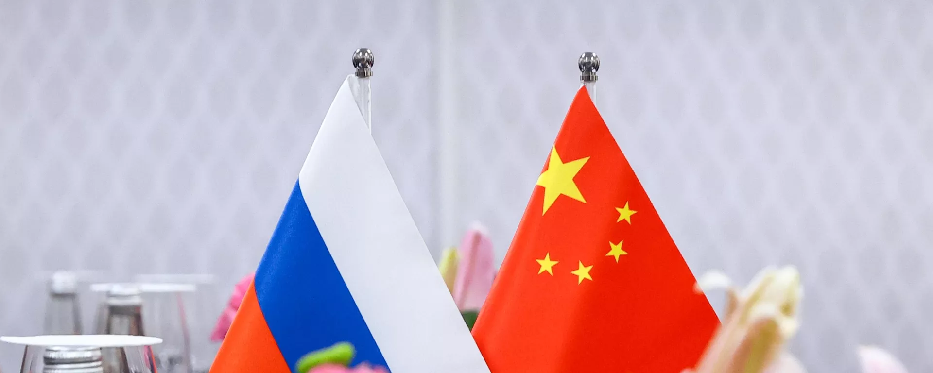 Russian and Chinese flags. File photo  - Sputnik International, 1920, 07.11.2024