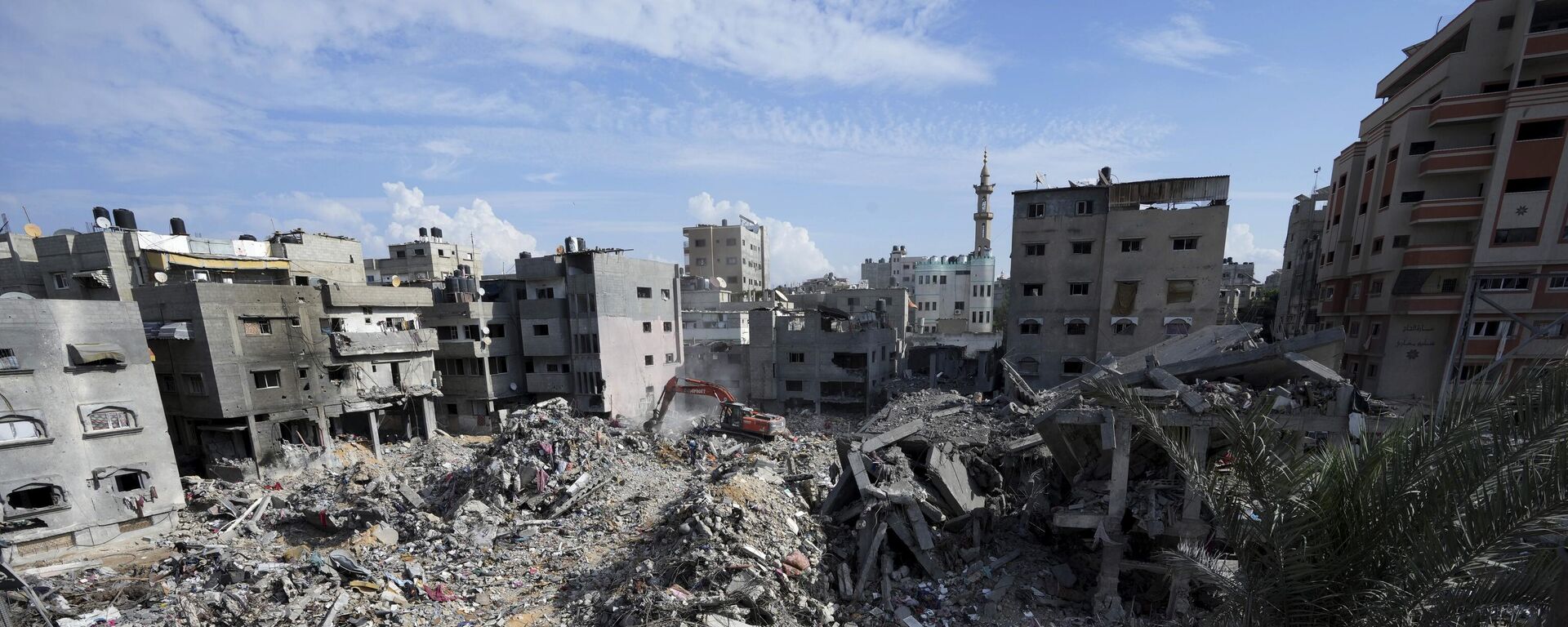 Palestinians search for the bodies of the al Meghari family killed in the Israeli bombardment of the Gaza Strip in Bureij refugee camp, Gaza Strip, Tuesday, Nov. 14, 2023.  - Sputnik International, 1920, 10.12.2023