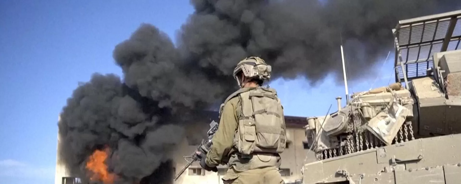 In this image taken from a video released by the Israel Defense Forces on Tuesday, Nov. 14, 2023, an Israeli soldier holds a weapon in Gaza City. - Sputnik International, 1920, 22.11.2023