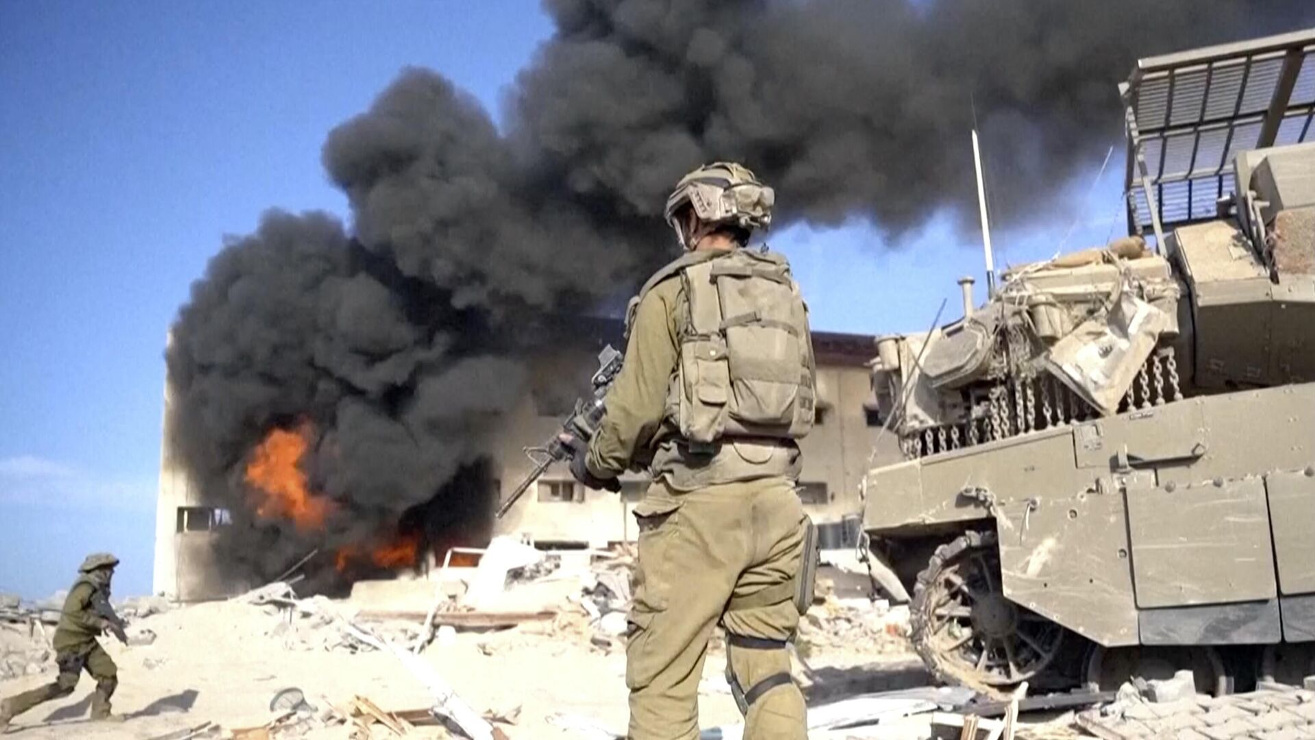 In this image taken from a video released by the Israel Defense Forces on Tuesday, Nov. 14, 2023, an Israeli soldier holds a weapon in Gaza City. - Sputnik International, 1920, 17.11.2023