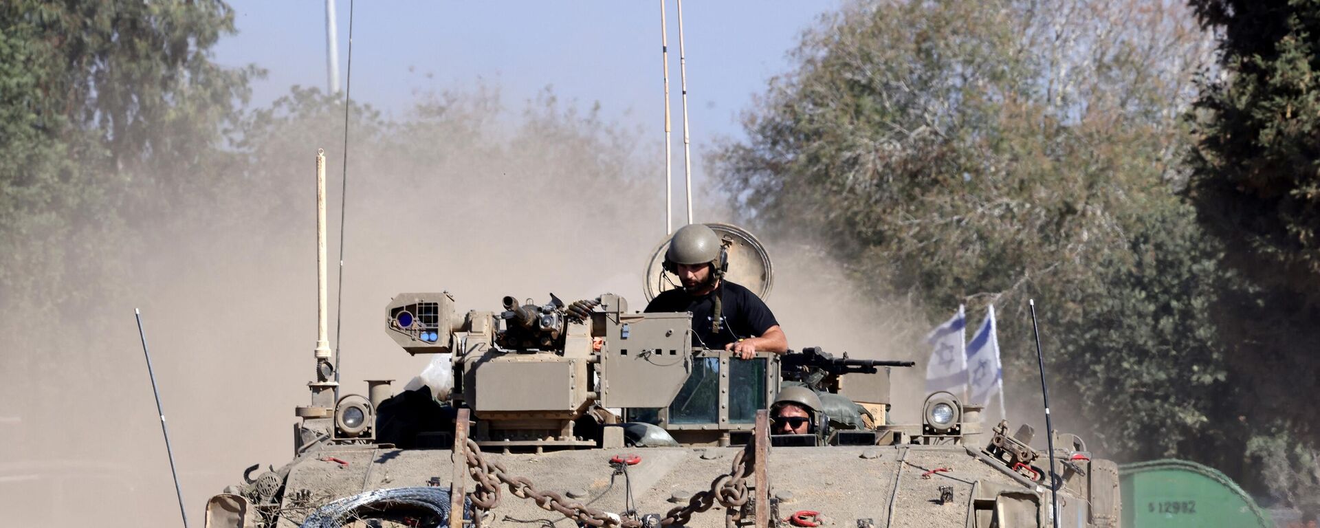 Israeli soldiers ride in an armoured vehicle as it moves into positioned close to the Israel's border with the Gaza Strip, in southern Israel on November 16, 2023. - Sputnik International, 1920, 18.11.2023