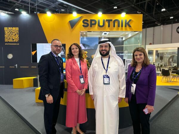 WAM Director General Mohammed Al-Raisi (second right) at the Sputnik&#x27;s exhibition stand. - Sputnik International