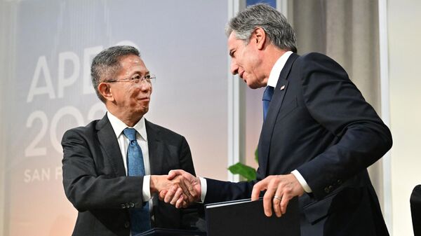 US Secretary of State Antony Blinken (R) and Philippines' Secretary of Energy Raphael Lotilla (L) shake hands during the Philippines 123 Signing Ceremony during the Asia-Pacific Economic Cooperation (APEC) Leaders' Week in San Francisco, California, on November 16, 2023. - Sputnik International