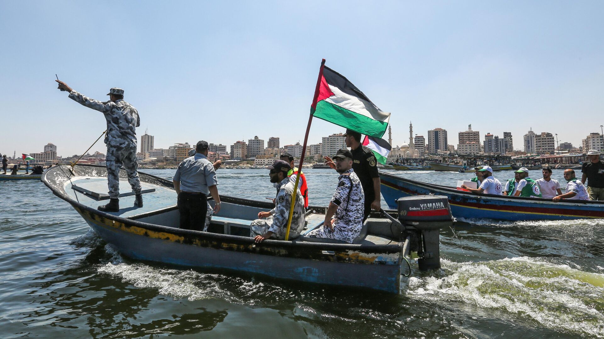 A boat carrying members of Hamas' marine police launches out to sea escorting a blockade-running boat carrying Palestinian students and others injured during protests from the Gaza City harbor on July 10, 2018.  - Sputnik International, 1920, 23.11.2023
