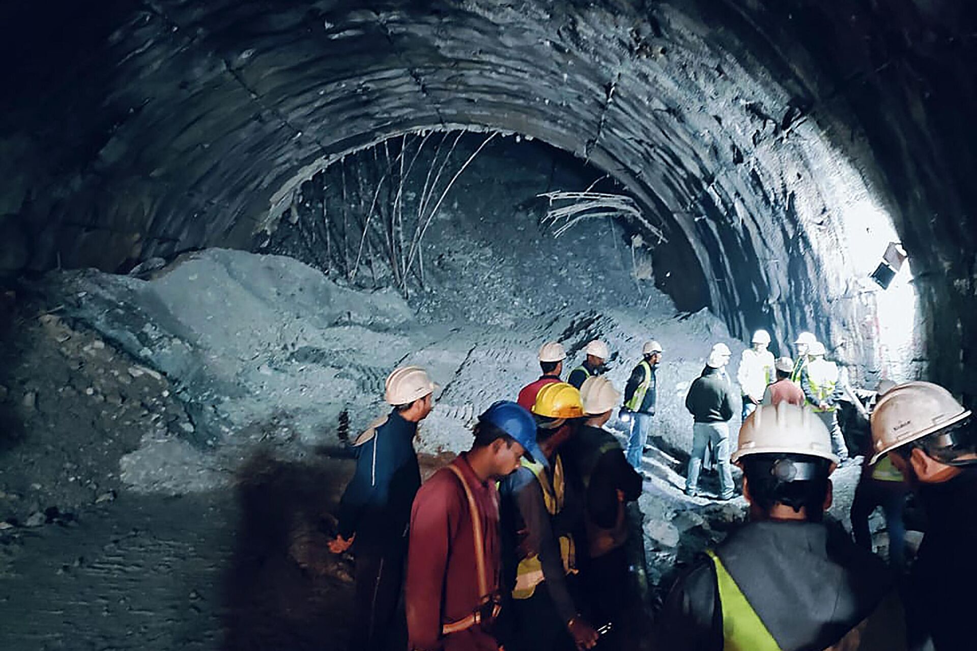 In this photograph taken on November 12, 2023, rescue workers gather at the site after a tunnel collapsed in the Uttarkashi district of India's Uttarakhand state. Rescue workers in northern India said on November 13 they had made contact with 40 workers trapped for over 24 hours after the road tunnel they were building collapsed. - Sputnik International, 1920, 17.11.2023