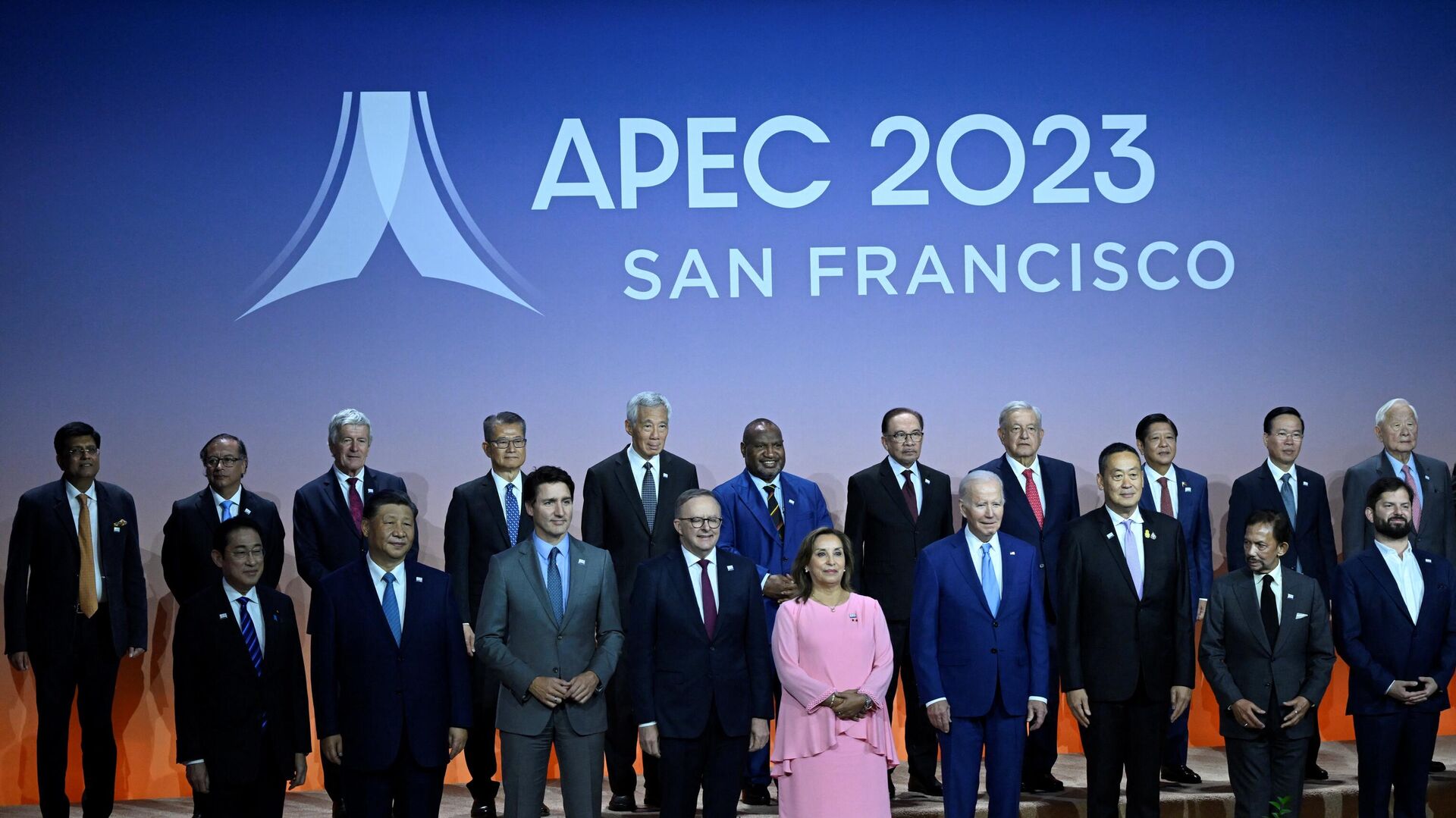 World leaders stand for a family photo in the Asia-Pacific Economic Cooperation (APEC) Leaders' Week in San Francisco, California, on November 16, 2023.  - Sputnik International, 1920, 18.11.2023