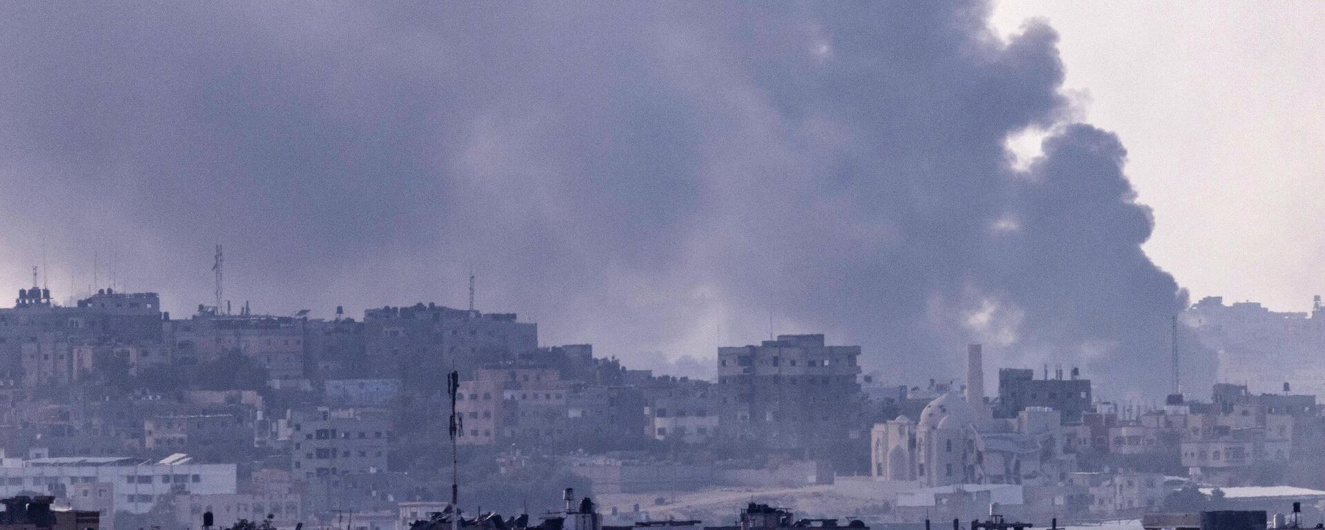 A picture taken from the Israeli side of the border with the Gaza Strip shows smoke billowing during Israeli bombardment on the Palestinian enclave on November 18, 2023 - Sputnik International, 1920, 22.11.2023