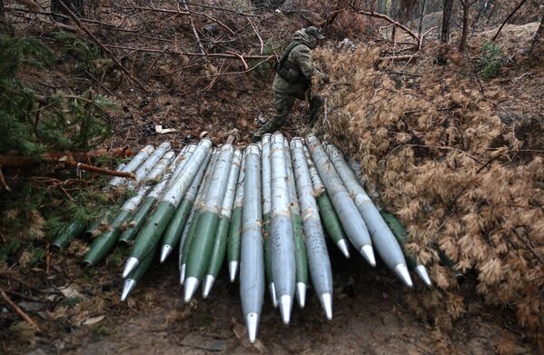 Shells for BM-21 &quot;Grad&quot; MLRS in the Krasnolimanskoye special operation area. - Sputnik International
