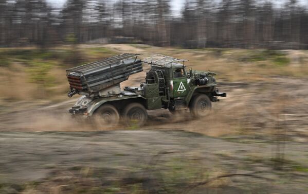 The BM-21 Grad MLRS being transported to the firing position. - Sputnik International
